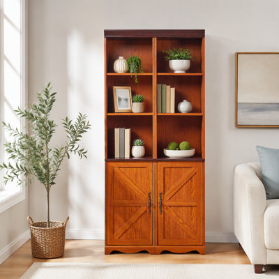 Grande armoire de rangement Farmhouse avec tablettes réglables, bibliothèque en bois aggloméré à finition grain de bois 3D, casiers de présentation ouverts et rangement de porte de grange fermée, bibliothèque librement combinable pour le bureau de la chambre à coucher
