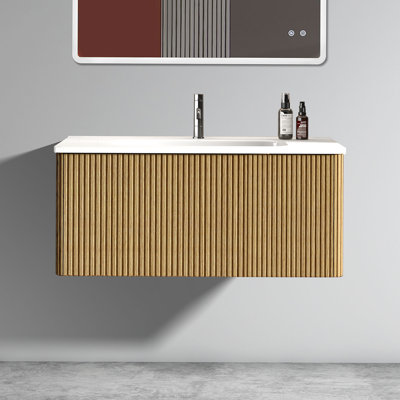 Élégant meuble-lavabo rayé en chêne naturel avec lavabo intégré, conception flottante murale pour une organisation de salle de bain moderne et un attrait esthétique.