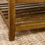 Grande table basse carrée avec revêtement apaisant en lin et structure en bois de hêtre, idéale pour le salon, l'extérieur ou le bureau. Elle a de l'espace de rangement sous la table.