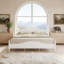 Structure de lit de la chambre principale blanche avec vue sur les sommets, grand lit plateforme en bois massif, conception de chalet rustique symétrique-130167800-130167803