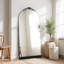 Élégant miroir pleine longueur en bois rayé à angle droit noir arqué pour un décor polyvalent