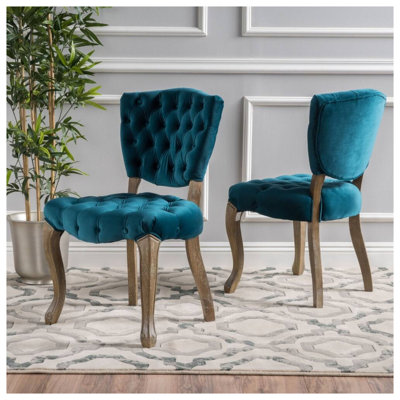 La chaise a un dossier et un siège rembourrés généreusement épais, assurant une expérience d'assise confortable