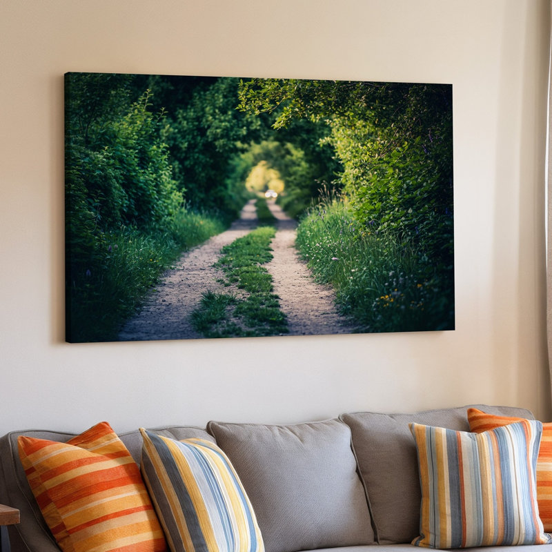 Toile, "Serene Winding Dirt Path", "Méandres à travers un paysage vert luxuriant", encadrée d'un feuillage dense