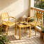 Ensemble de mobilier de patio 3 pièces, comprenant 2 fauteuils en plastique PP et une table basse d'appoint. Supporte jusqu'à 136 kg pour les fauteuils et 82 kg pour la table. Résistant aux rayons UV et aux intempéries. Ensemble bistro d'extérieur. Chaises livrées montées, table facile à installer. Couleur jaune. Parfait pour un balcon, un jardin ou une piscine.