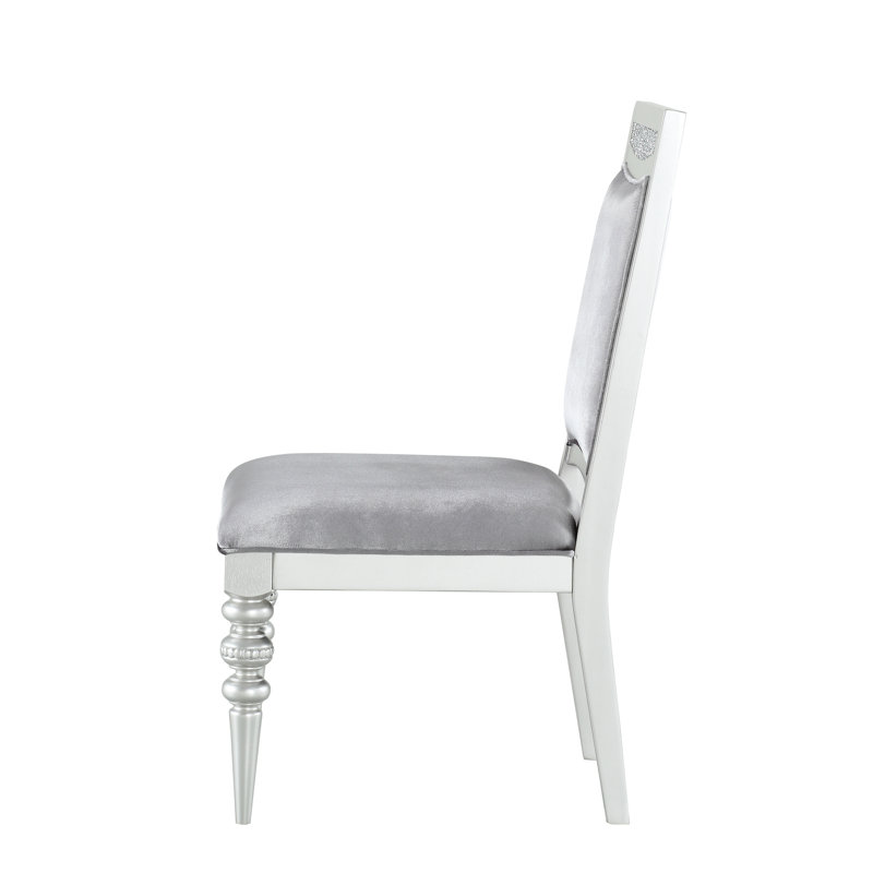 Chaise d'appoint en tissu et platine 2 - Assise fixe, capacité de 100 kg. Profondeur du siège : 51 cm, hauteur : 48 cm. Superbe forme rectangulaire ornée d'incrustations de strass scintillants. Rembourrage moelleux pour le siège et le dossier. Plateau en bois tourné.