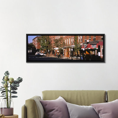 «Panoramic Stores le long d'une rue, North End, Boston, Massachusetts, USA» par Panoramic Images - Reproduction d'art sur toile tendue sur châssis