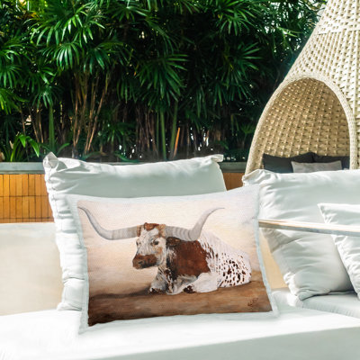 Coussin d'extérieur Farmhouse Longhorn Portrait par Kathy Winkler