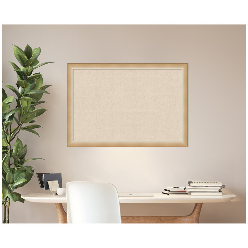 Babillard Kate et Laurel encadré en tissu avec imprimé neutre en lin imprimé et moderne pour un tableau d'affichage ou une organisation murale