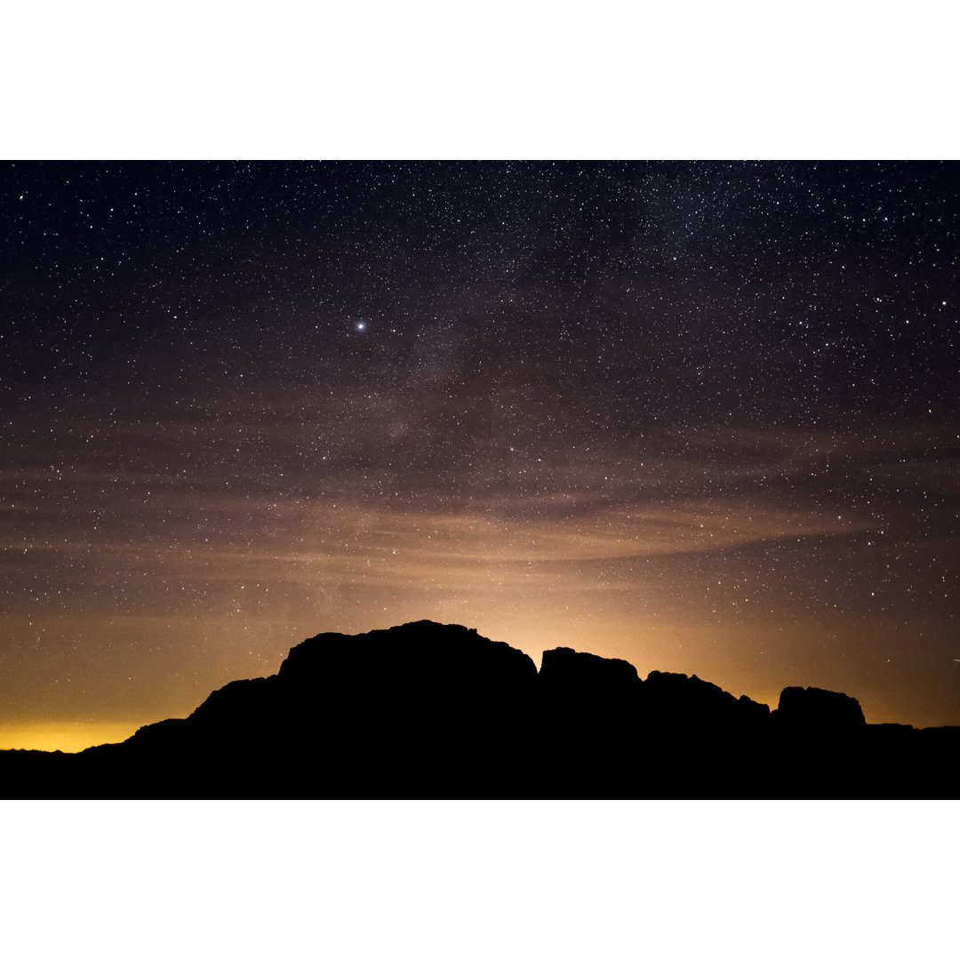 Nachthimmel über der Wüste von Wadi Rum von Cinoby - Drucken