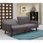Canapé-lit futon convertible avec accoudoirs, en tissu gris à dos fendu et coutures apparentes, style moderne du milieu du siècle.
