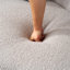 Canapé polyvalent courbé avec accoudoirs ronds, canapé de compression confortable avec deux coussins, idéal pour les petits espaces et prêt à l'emploi-703893579