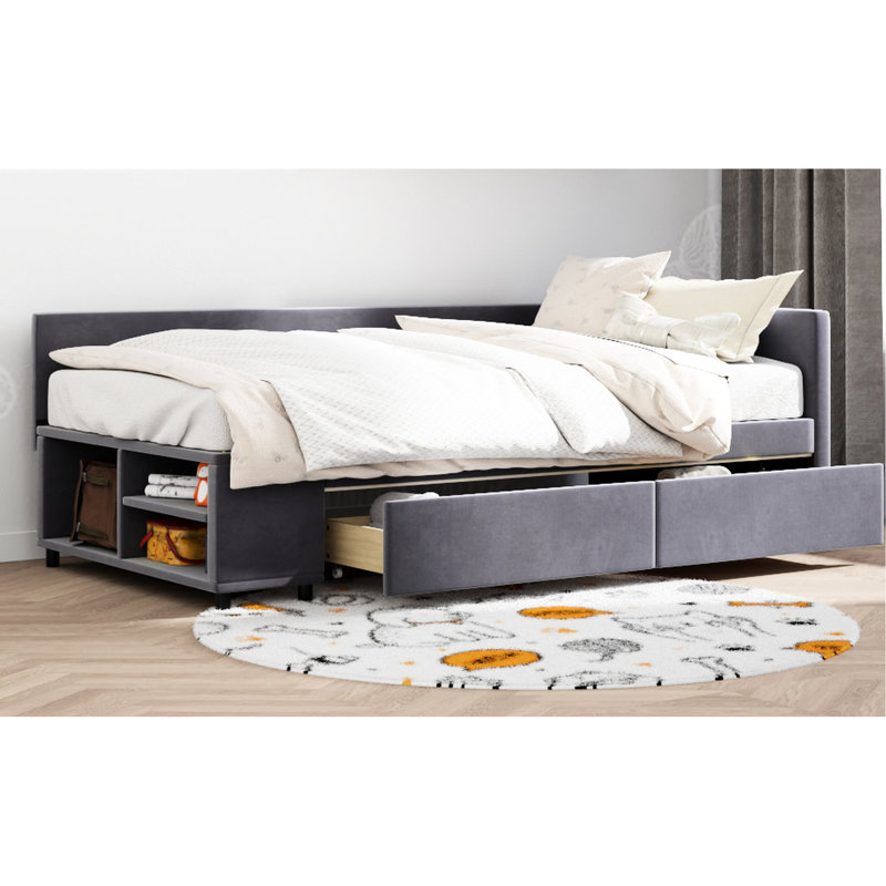 Lit simple tapissier en forme de L gris avec rangement. Revêtement en velours doux, tête de lit. Tiroirs pour la literie et les vêtements supplémentaires. Décoration latérale pour livres. Construisez une tête de lit confortable