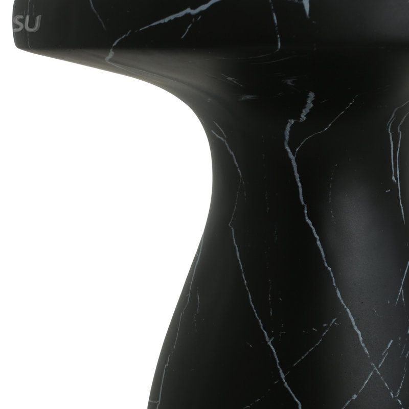 Table d'appoint d'extérieur en travertin MGO, table de bout en béton léger avec finition résistante aux intempéries et élégant motif en marbre noir