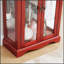 Vitrine lumineuse en verre avec tablettes réglables et garniture carrée moderne, parfaite pour mettre en valeur des objets de collection et du vin
