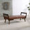 Banc de 52 po de style Mid-Century avec pieds en bois de noyer, tabouret rembourré avec repose-pieds cannelé pour la cuisine, le salon, la chambre à coucher, le vestibule, le bout du lit. Polyuréthane cognac