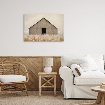 Toile de grange discrète dans une prairie, design par Franklyn Gregory
