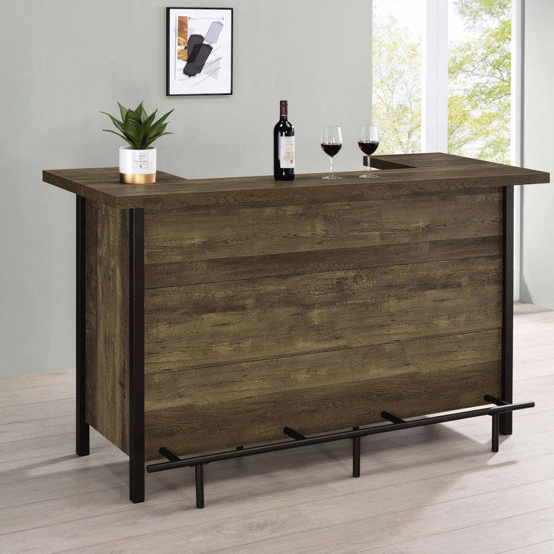 Bar autoportant au fini chêne rustique, espace de travail à deux niveaux, plusieurs tablettes et rangement à vin pour la salle à manger avec support