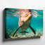 Toile, "Un dauphin ludique qui sort des eaux turquoise cristallines"-859351427