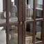 Armoire antique en verre cerise avec tablettes réglables, design élégant pour la maison et la salle à manger, lumières DEL rétro