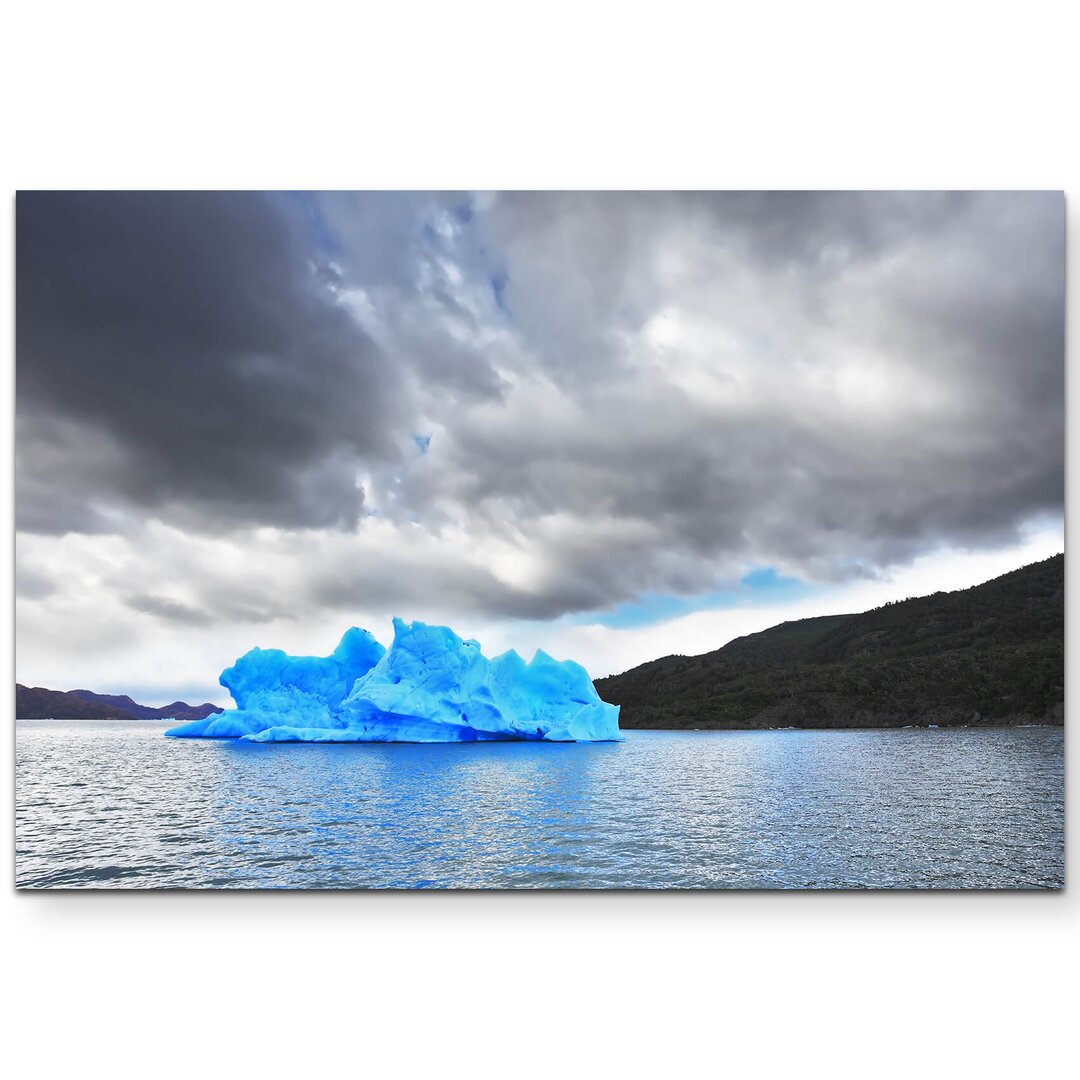 Leinwandbild Blauer Eisberg im Meer