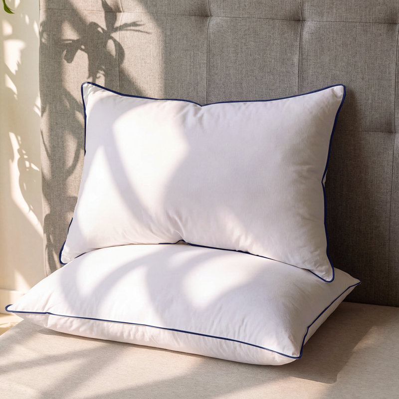 Oreiller de soutien moelleux en duvet et plumes d'oie Freman (lot de 2), Très grand lit, Blanc / Bleu marine