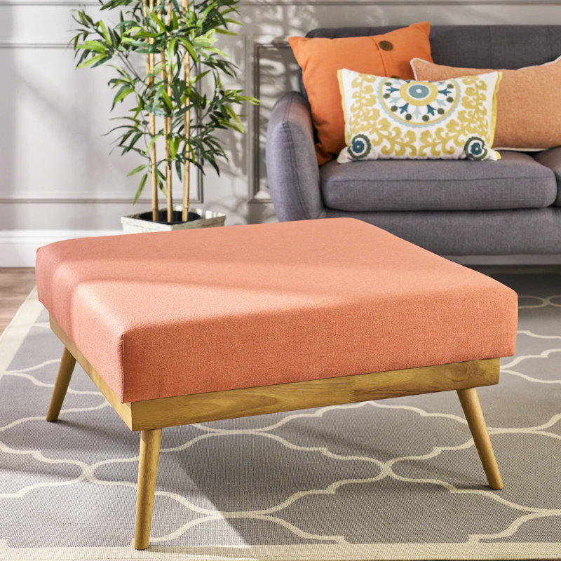 Corail de style Mid-Century, offrant des sièges supplémentaires et un carré de couleur confortable, idéal pour la détente du salon