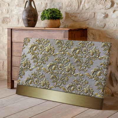 La toile crée un design de papier peint élégant avec un motif damassé complexe en or chatoyant contre un taupe doux