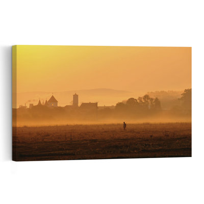 Village dans la brume dorée, paysage éthéré, paisible et serein avec des chevaux au lever du soleil - Affiche murale