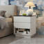 Table de chevet blanche moderne avec station de charge et tiroirs de rangement doubles à bouton-poussoir; Convient à la chambre à coucher et au salon.