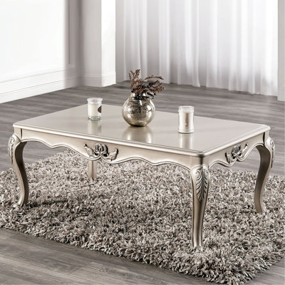 Table basse de style traditionnel avec pieds courbés et structure sculptée en bois massif finition champagne