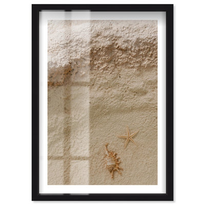 Beach Relics I Shadowbox Print, photographie de mode par Notoriart, cadre noir, 36 x 54