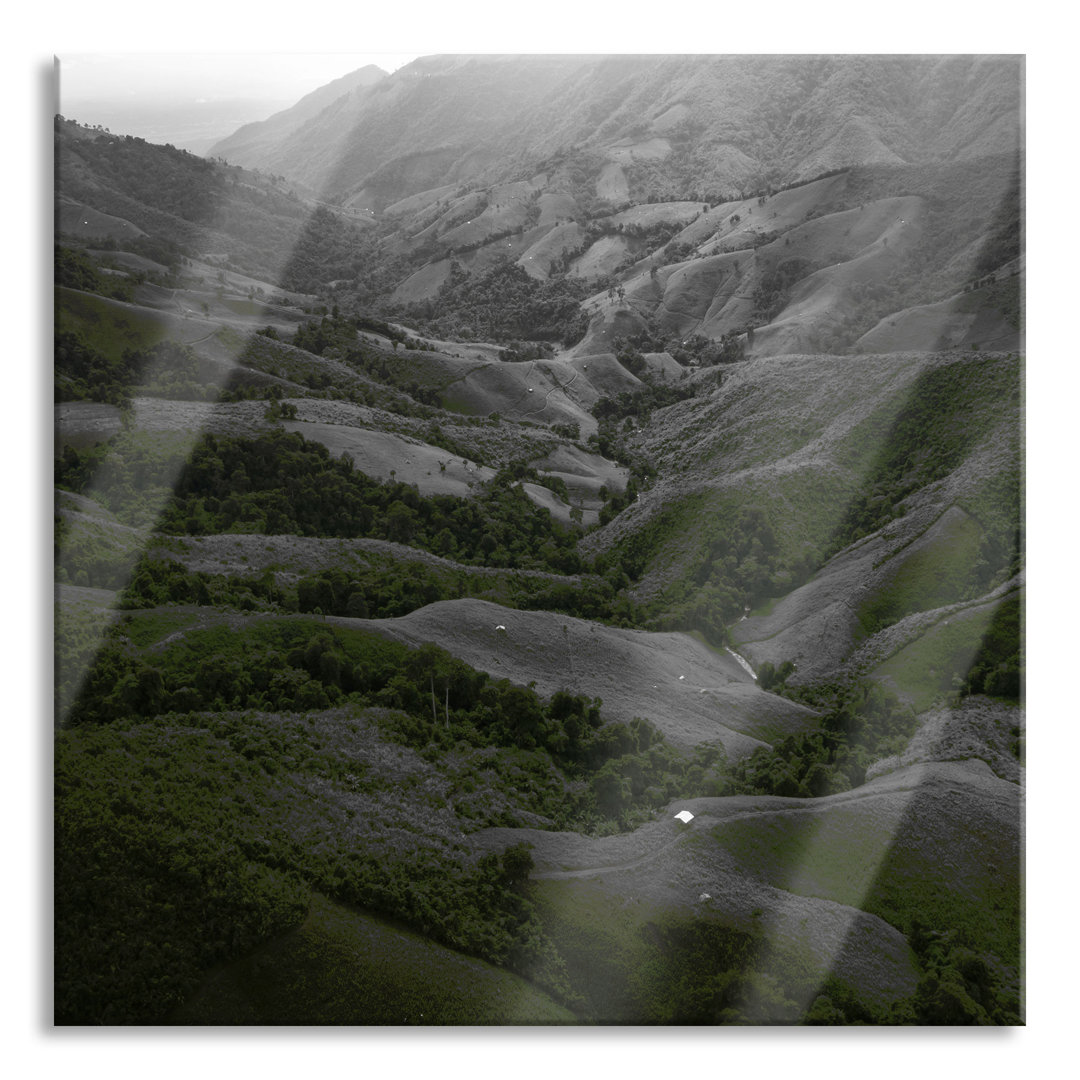 Glasbild Grüne Berglandschaft in Thailand, schwarz-weiß Detail