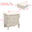 Élégante table de chevet blanche avec deux tiroirs et des accents dorés