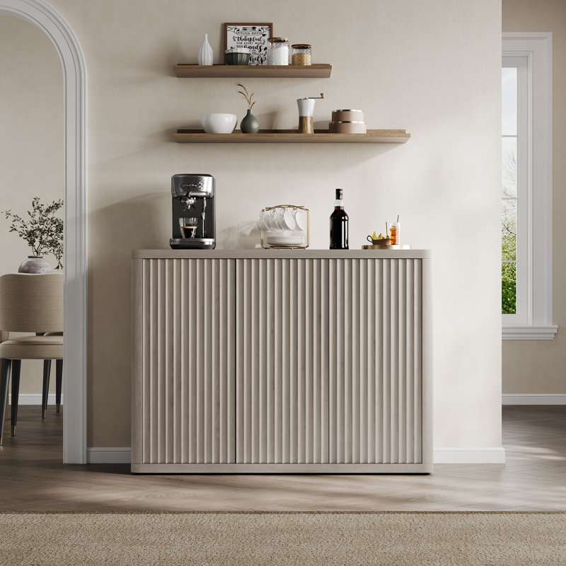 Buffet Cesiro l 46,65 po avec 3 portes cannelées et tablettes réglables, Aulne blanc