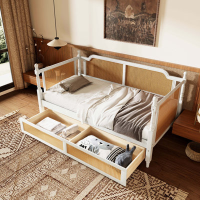 Structure de lit de jour simple en rotin traditionnel avec deux tiroirs de rangement sous le lit, canapé-lit de chambre d'amis peu encombrant, sommier non requis