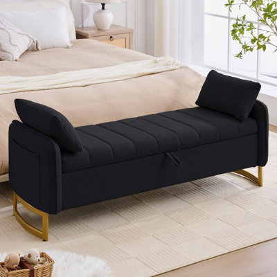 Banc de rangement moderne Lunara 66"W, capitonné, motif Teddy, à placer au pied du lit, avec pieds dorés, poche pour accoudoir et 2 coussins.