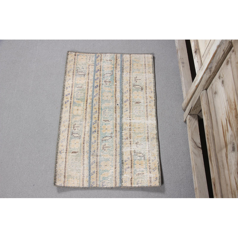 Petit tapis anatolien tissé à la main avec des rayures pastel douces - kilim turc pour la décoration intérieure dans le vestibule Boho
