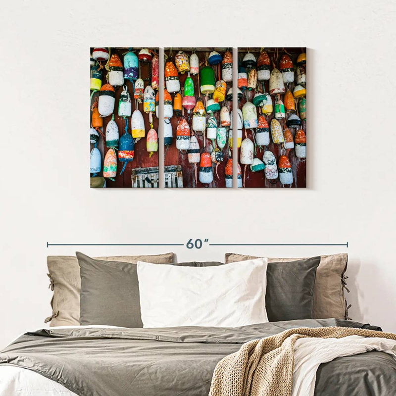«Hanging Lobster Buoys», 3 pièces sur toile, H 28 po x l 45 po x P 1,25 po