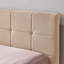 Luxueux cadre de lit capitonné avec dossier et accoudoirs confortables, idéal pour la détente dans la chambre à coucher et le salon-104834302-116475752