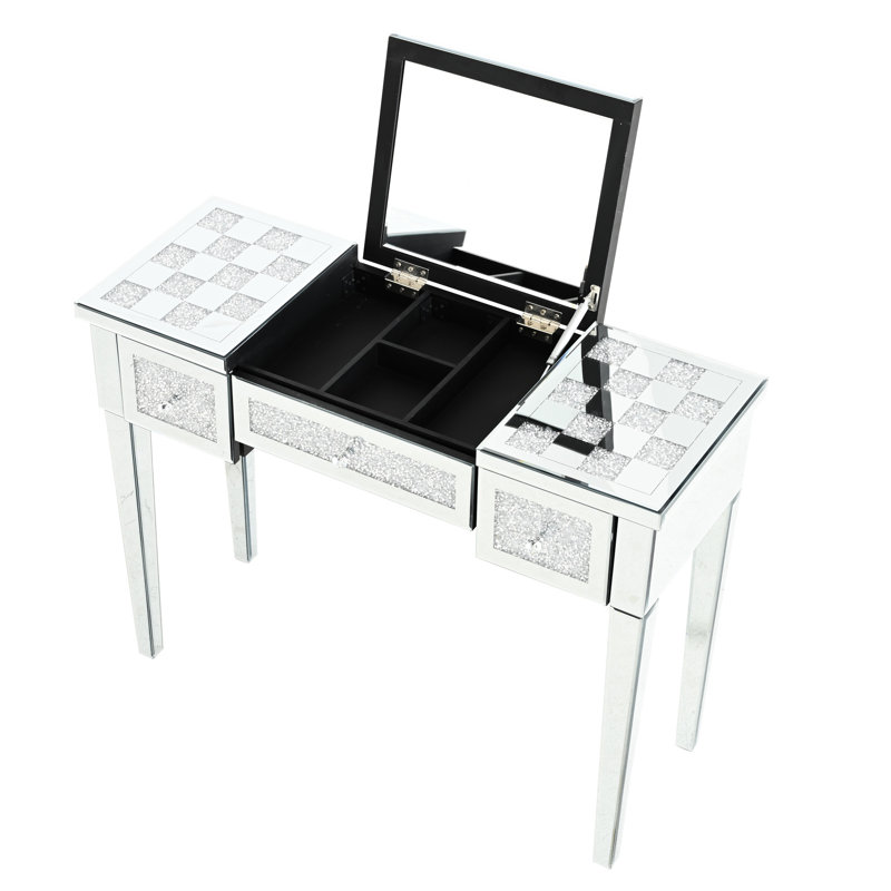 Bureau de coiffeuse argenté avec poignées en cristal et miroir rabattable. Rangement spacieux pour les produits de beauté. Rehaussez votre environnement de maison en verre avec miroir et incrustation de losanges.