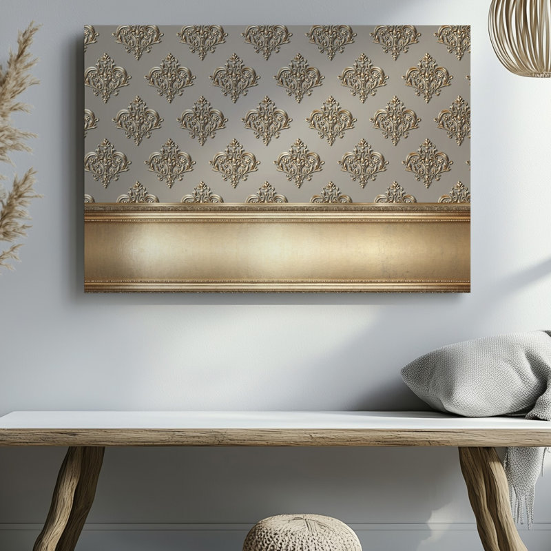 La toile crée un design de papier peint élégant avec un motif damassé complexe en or chatoyant contre un taupe doux