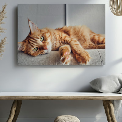 Reproduction d'art sur toile, un chat tabby moelleux orange sur un art mural texturé beige avec ses grands yeux verts expressifs