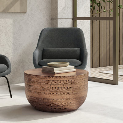 Table basse ronde moderne en métal avec détails texturés Johnsen