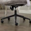 Chaise de bureau à pieds croisés avec accoudoirs rabattables, roues pivotantes et hauteur réglable-1545021992-1545021995