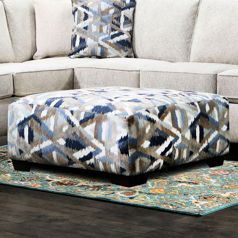 Carré contemporain avec pieds fuselés en plastique, siège à ressorts ensachés, motif dynamique bleu et brun sur la surface, L 38 po x l 38 po H 17 po, base imprimée multi-finis 1pc seulement, l 38 po de profondeur, l 17 po