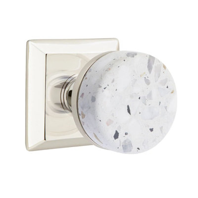 Mortaise intérieure Emtek Select avec rosette Quincy et tige conique, bouton Terrazzo clair (droite)