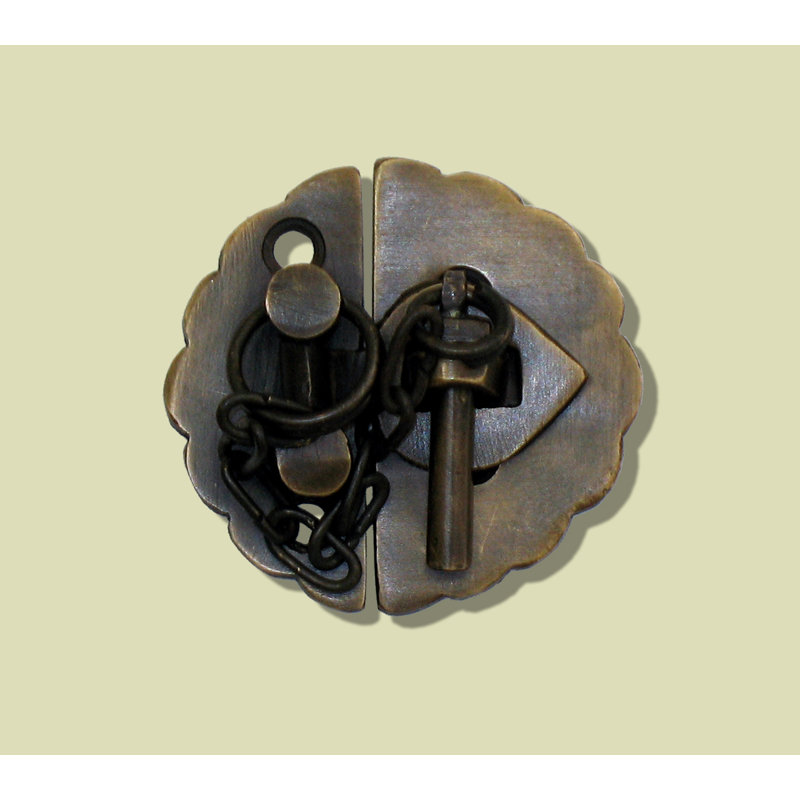 Round Scalloped Latch with Chain