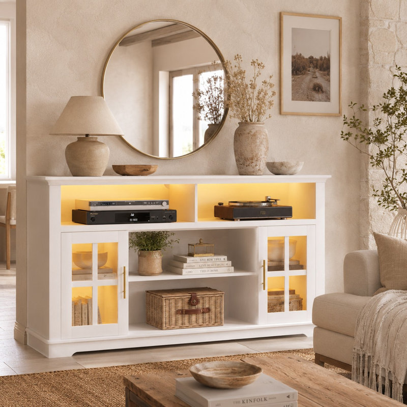 Meuble télé blanc avec éclairage DEL, armoires en verre et tablettes ouvertes. Console multimédia moderne pour le rangement et la décoration de salon