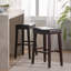 Tabouret de selle confortable avec structure en bois d'hévéa durable et cuir de polyuréthane élégant, parfait pour les cuisines modernes et les salles à manger.