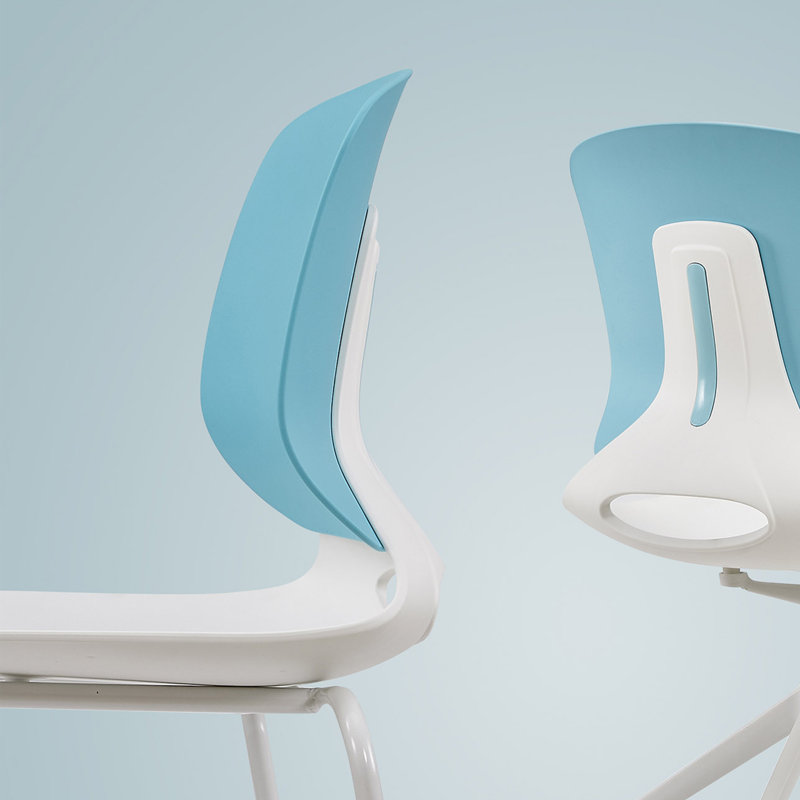 Un ensemble de 4 chaises empilables, Blanc / Bleu